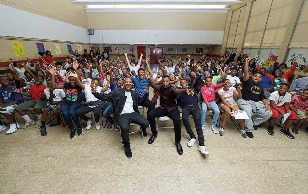 ジョン・ボイエガさんのインスタグラム写真 - (ジョン・ボイエガInstagram)「Throwback with @savethemusic students in Detroit 2017 🖤 #aspiretoinspire」6月11日 21時44分 - johnboyega