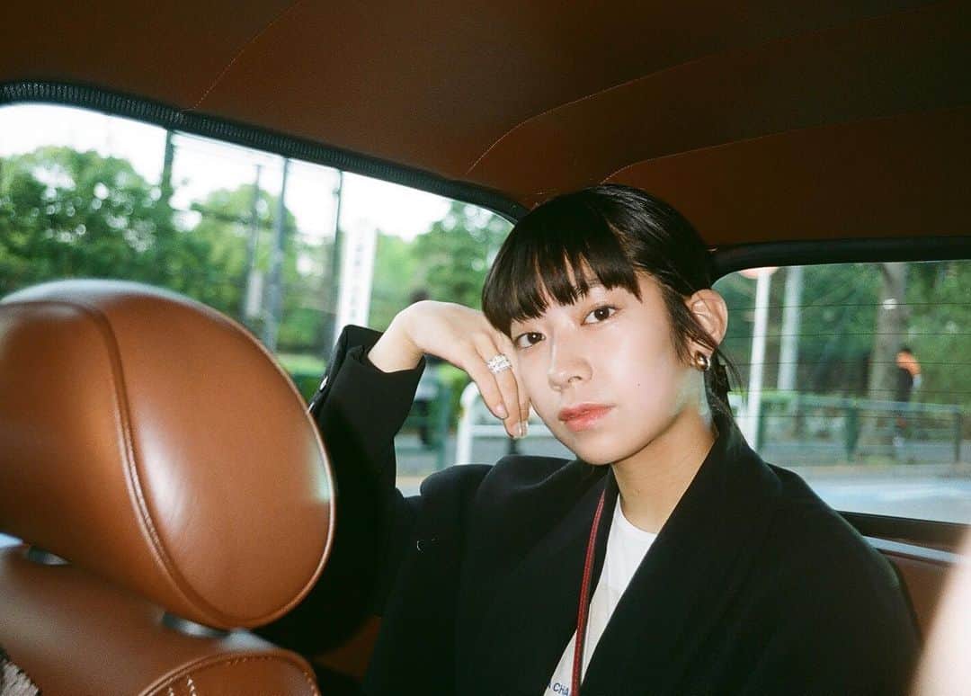 岡森黎のインスタグラム：「…﻿ .﻿ お兄ちゃんがフィルムで撮ってくれた写真です。﻿ ﻿ ﻿ 最近は大学の課題に 日々追われております🙇🏻‍♂﻿ ﻿ #film」