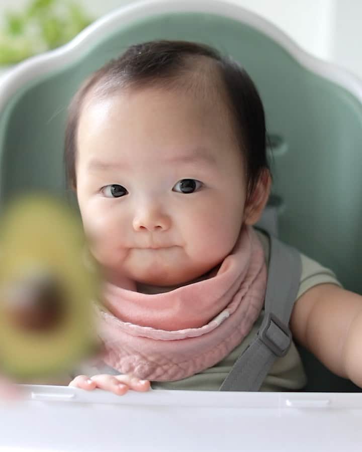 MOMOツインズのインスタグラム：「🥑🍉🥝🍊🍋 tasting session. Given that he has zero reaction to the lemon, that must be one really sour kiwi.  Good oral care starts young. Keeping Luke’s gums and tooth clean with @pigeonsingapore Baby Tooth and Gum Wipes. Specially formulated with 100% food grade ingredients with no fluoride. Gentle and safe for babies 6-months and over.  Shop online at www.pigeonsg.com for free delivery till 30 June. 10% off your first order with code WELCOME10  #pigeonsingapore #sp」