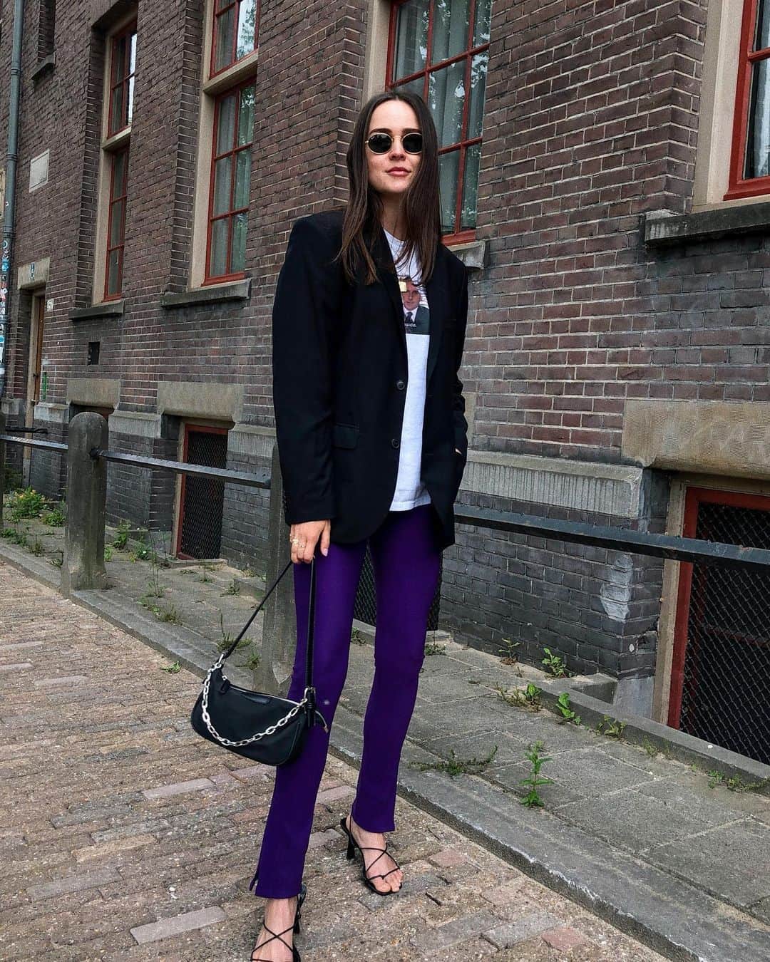アンディー・トレスさんのインスタグラム写真 - (アンディー・トレスInstagram)「Didn’t think I’d be wearing purple leggings as an adult, yet here I am 😅 #amsterdam」6月11日 21時52分 - stylescrapbook