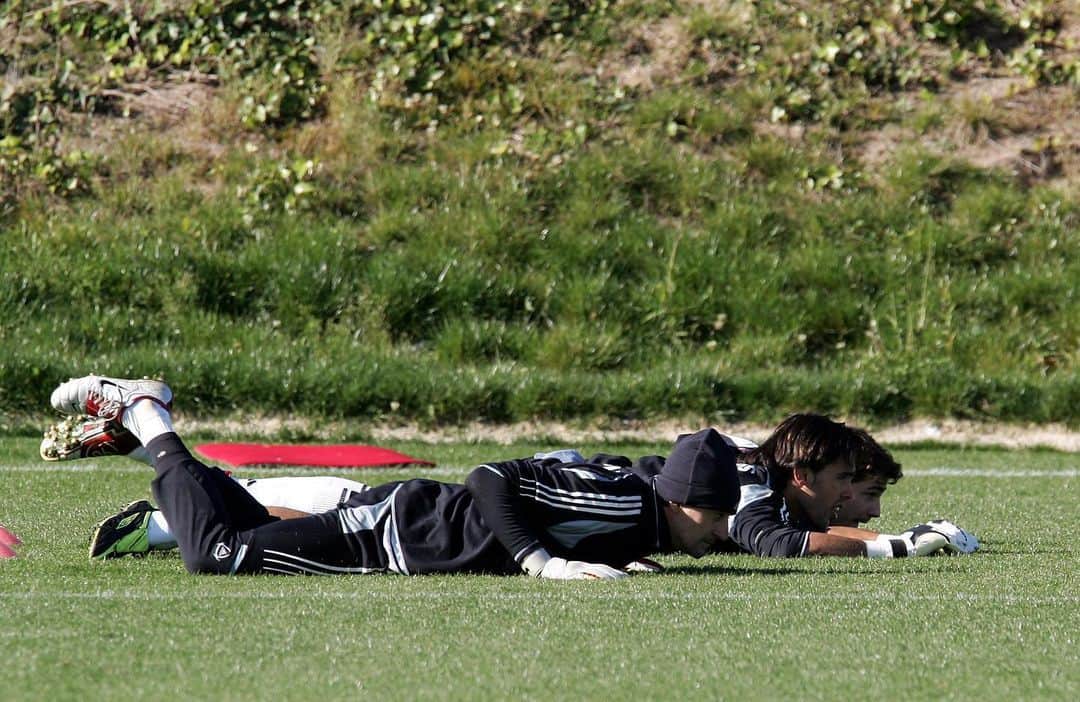 ジョルディ・コディーナのインスタグラム：「A la de tres... @ikercasillas @cesarsanchez71 #tbt #futbol」