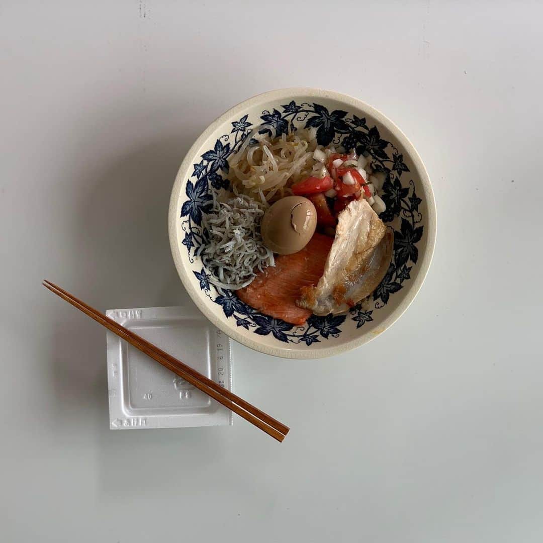 のインスタグラム：「今日の煮卵は半熟の域を超えていた！笑 煮卵美味しいのでまたレシピ載せますね🌷 ---------------------------------------------------- 【材料】(作りやすい量 10個分) ☑︎茹で卵…10個 漬け汁 ☑︎醤油…2分1カップ ☑︎砂糖…大さじ2 ☑︎ウスターソース…大さじ1 ☑︎水…1カップ . 【作り方】 漬け汁の材料を全て混ぜて ラップをかけず1分、レンチン それに卵を1時間以上漬けたら完成💮 一晩寝かせば最高にしみしみで美味しいから いつも夜な夜な仕込んでる🐥 . 【美味しい茹で卵の作り方】 フライパンに3〜4cmの深さでお湯沸かす。 その中に卵を割れないようそっと入れ煮立ったら蓋。 強めの中火で(とろとろ…6分、半熟…8分、固茹…11分) ※この時沸騰をキープ 茹で終わった冷水にとり皮剥いて完成💮 ---------------------------------------------------- #となりの食卓 #料理好きな人と繋がりたい #料理友達募集中　#朝ごはん #朝ごはんの記録 #おうちあさごはん #おうちごはん #あさごはん #いえごはん #家ごはん #朝食 #iegohanphoto #フーディーテーブル #和食 #和食朝ごはん #和食ごはん #豊かな食卓 #朝時間 #私のおいしい写真 #丁寧な暮らし #私のおいしい写真 #iPhone写真 #料理 #料理写真 #wp_deli_japan #mycook365 #てづくりごはん365 #キッチングラム #おうちごはんlover #タベリー」