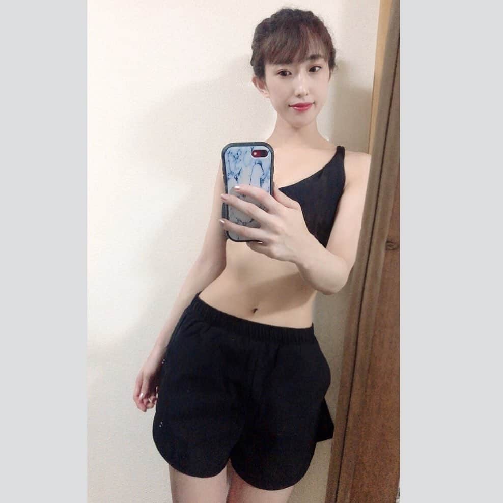 近藤夏奈のインスタグラム：「#workout  最近お風呂上がりに20分程ストレッチしてる◎﻿ 効果あるかな？ ﻿ ﻿ ﻿ 明日も午後5時から午後7時🕔﻿ ウメダFM Be Happy 789🌈 『Be Sports! Friday』🧏‍♀️﻿ 2時間生放送です🥰﻿ ﻿ ﻿ ﻿ 明日のメッセージテーマは💌﻿ 「この夏、やってみたいこと」です🌻﻿ ﻿ ﻿ ﻿ 私のストーリーからも聴いてもらえるよ✌︎﻿ 今週もメッセージ、曲のリクエストおまちしてます🙋‍♀️💗 #ウメダfm #ウメダfmbehappy789」