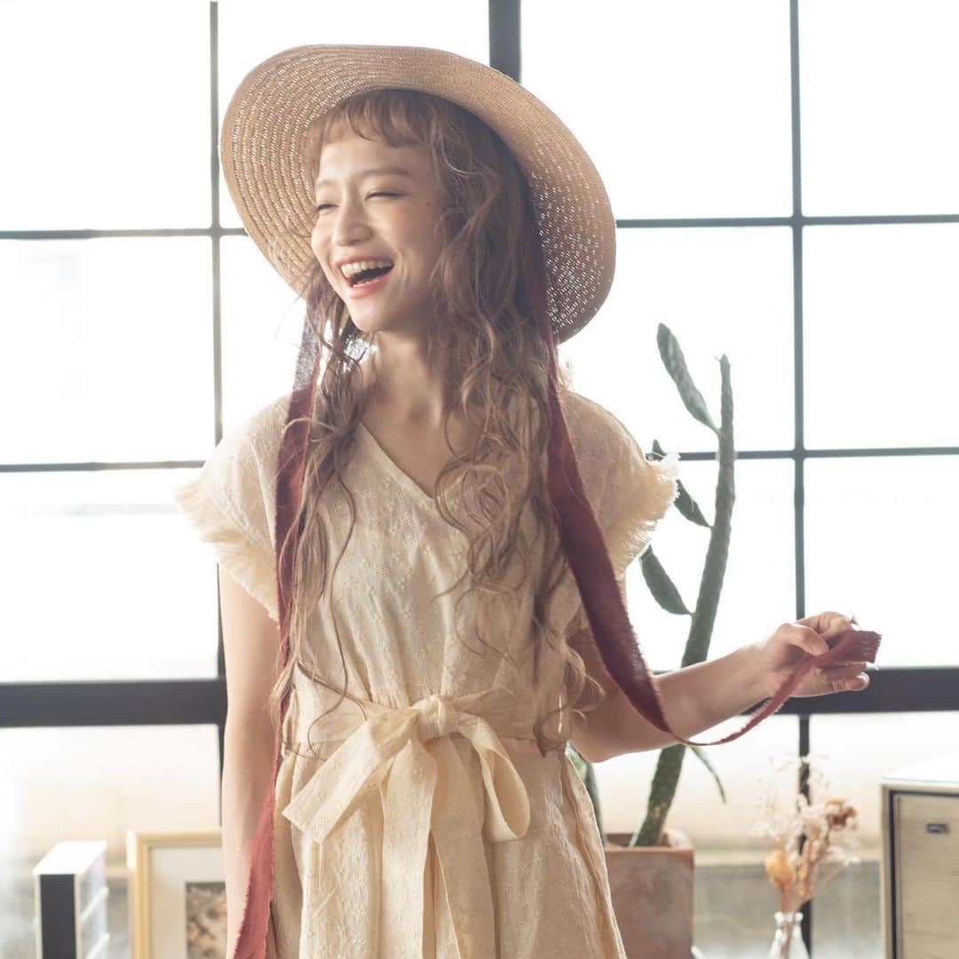 waco⭐️CHACOのインスタグラム：「CHACOデザインのワンピができました🌈 ナチュラルで合わせやすい花柄刺繍のワンピース。 たっぷりしているのでとっても着やすく、リボンでウエストマークできるのでスタイルも良く見えちゃう、ずっと作りたかったワンピースです！ 総丈　123.5cm  ワンピース単品で8000円+tax 帽子とセットで9000円+tax 帽子のセットとってもお買い得です❣️ ・ ・  数量限定で6/17よりCHACO ONLINE SHOPにて販売開始いたします。 お届けは7月頭です。 初夏に是非着ていただきたいヘビロテ間違いなしのアイテムです。」