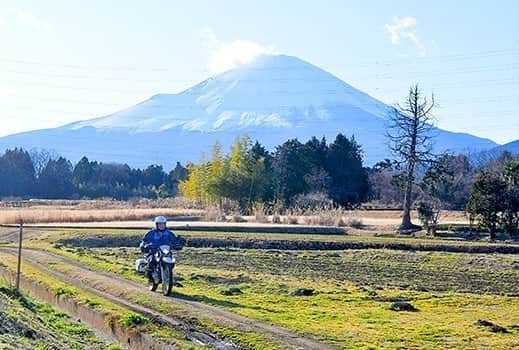 ヤマハ バイクさんのインスタグラム写真 - (ヤマハ バイクInstagram)「災害時に迅速かつ的確に水力発電所の状況を把握するため、東京電力リニューアブルパワー株式会社松田事業所様に導入された、セロー250ベースの災害救援活動二輪車、通称「救援セロー」です！﻿ ﻿ ・夜間走行や林道走行時に便利なLEDフォグライトキット、可倒式ミラーを装備﻿ ・万が一に備え、ドライブレコーダーも装着﻿ ・大容量47Lのトップケースには、作業用ヘルメットや安全帯、ドローン、電気作業用品など多くの荷物を載せて走行することも﻿ ・ハンドルガードにグリップヒーターも付いているので冬場も快適﻿ ・セル始動を確実にするバックアップ電源には、シガーソケット、USBジャックを搭載﻿ ﻿ 水力発電所は河川に近いため道は狭く、時には未舗装路の場合も。四輪車では、対向車とのすれ違いや車両駐車場の確保、Uターンや切り返しなどに時間と手間がかかるところ、救援セローなら手軽にUターンしたり、スムーズに走行できるので、作業時の効率が格段に高まったとのこと✨ ﻿ また2019年10月、関東・甲信地方や東北地方などで記録的な大雨を降らせた台風19号発生時には、10カ所の発電所を見て回り、現場の様子を撮影、設備の状況によってタグをつけて、戻ってくるまでになんとたったの3時間！四輪車だと渋滞・迂回路等で9時間かかってしまうところを、6時間も縮めることができたそうです！ ﻿ #YAMAHAが美しい #救援セロー #SEROW250 #セローはいいぞ #yamahaserow250 #yamahaserow #救援バイク #災害救援活動二輪車 #バイクのある生活﻿ #働くバイク #はたらくバイク #ヤマハモーターエンジニアリング」6月11日 22時02分 - yamaha_bike