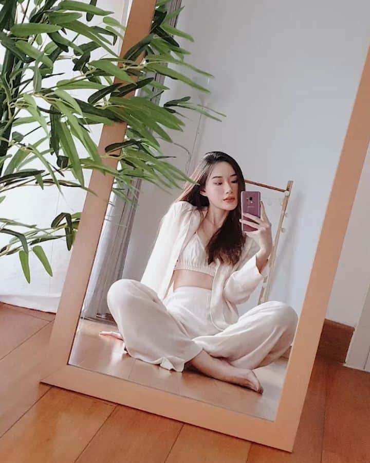 エリッサ・ヤマダのインスタグラム：「when u feel cute but no one's there to take ur pics 🤷‍♀️ _ all three outfits are from @everafterlabel ♥️」