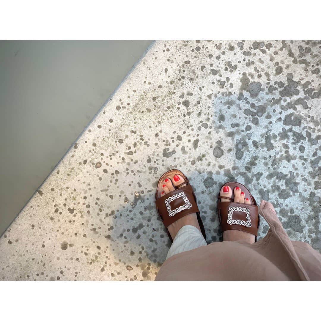 土井地恵理子さんのインスタグラム写真 - (土井地恵理子Instagram)「・ ペタンコサンダル @pippichic_official のビジューがついたやつ。 艶のあるスムースレザーがまた良き❤︎ ・ ・ 歩きやすくて シンプルすぎないのって 出番多めになりがち✨ ・ ・ #pippichic #sandals #shoes #fashion #mylifestyle #サンダル」6月11日 22時07分 - ericodoiji