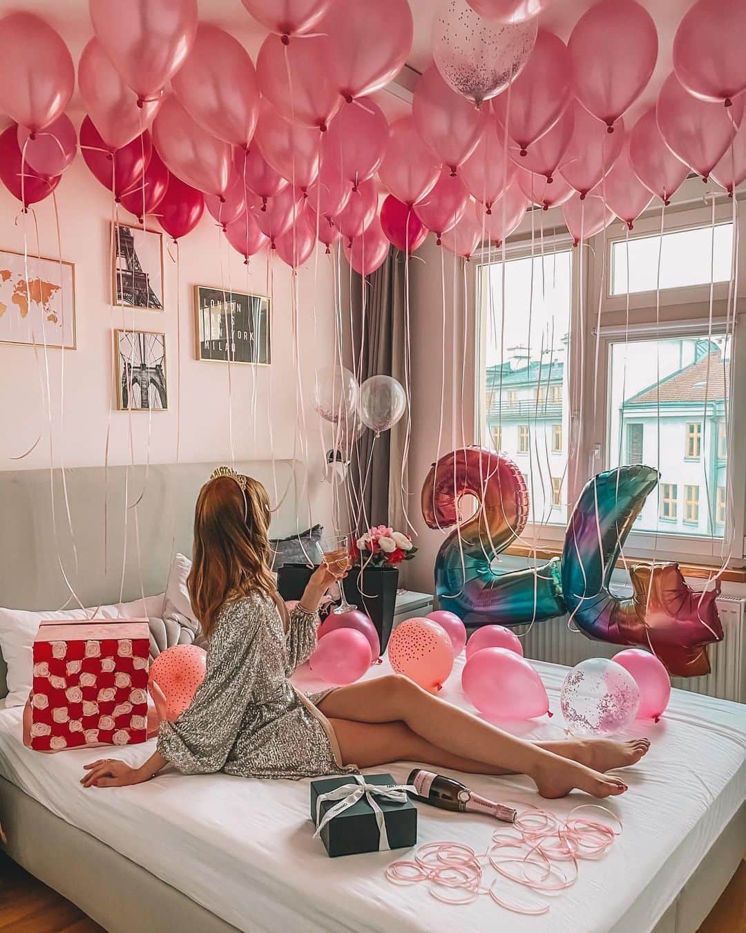 バーボラ・コディトヴァのインスタグラム：「Turned 24 today 🌟 Celebrating my first birthday in my very own apartment! 🍾🥰 thank you @salonpetramechurova for my new 💇🏻‍♀️」