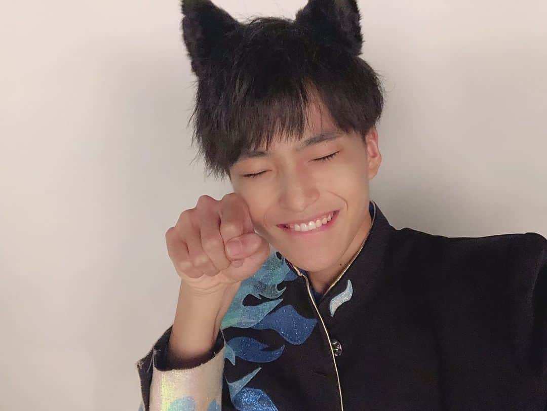 祭nine.のインスタグラム：「祭nine.テーマカラー青！ じゅっきーです！  どーもどーも  今回は【一年前のこの時期は、、、】 と言う事で  今日の一年前は 祭にゃいんさんの撮影があったり笑笑 2枚目のりくにゃんさんお直し入ってます💄 らいてぃんと僕のお勧めするスイーツを食べに行ってたり！🍵 なかなかにアクティブな一年前！🐟 みんなは今日の一年前はどんなことしてたー？🥺 #祭nine. #祭にゃいん. #一年前のこの時期　#スイーツ大好き　#甘党コンビでまたどこかスイーツを食べに行きたい」