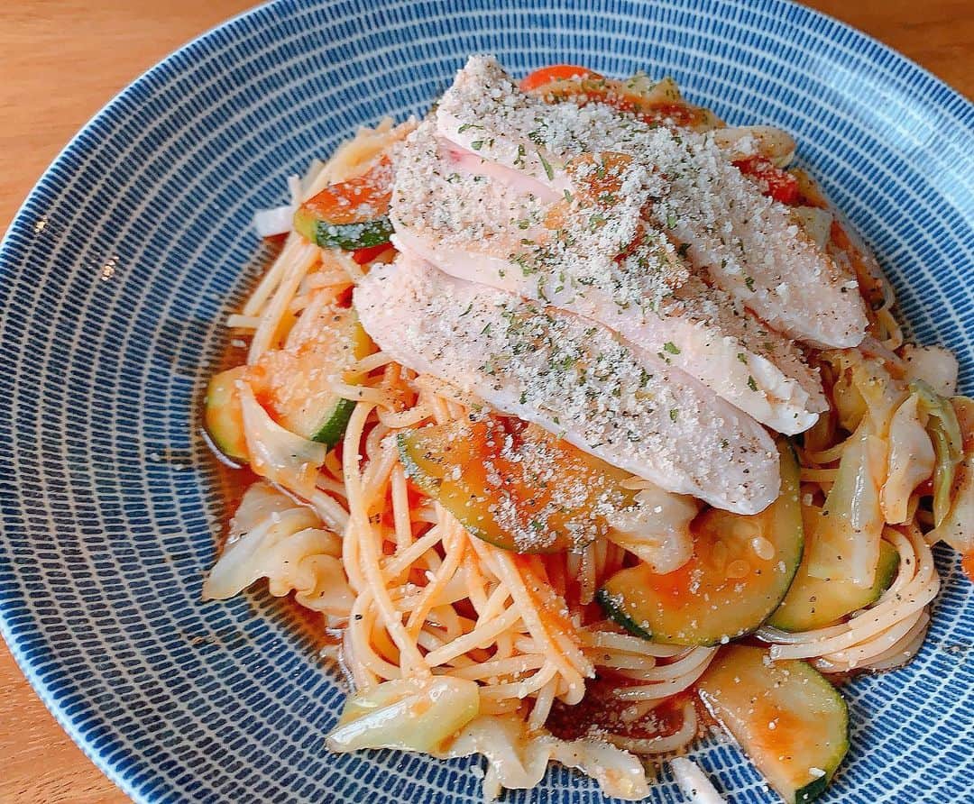 金子貴俊のインスタグラム：「今日のお昼はたかパパご飯 冷製トマトパスタ 鶏ムネ肉のハムとズッキーニ、キャベツ、パプリカ サッパリ美味しい！ #冷製パスタ #パパ飯 #pasta」