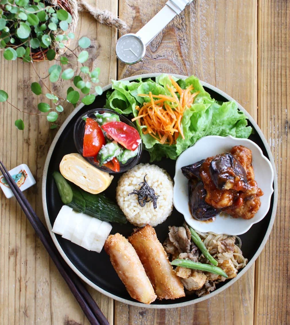 Atsukoさんのインスタグラム写真 - (AtsukoInstagram)「Today's lunch 2020.06.11 ･ ･ アスパラとハムとチーズの春巻き 厚揚げと牛肉のすき焼き風煮 茄子の鶏チリ 長芋とキュウリのぬか漬け トマトとおくらの塩麹和え 卵焼き 玄米ご飯 ラペ サラダ ･ ･ ぬか漬けやっと作れた🤣 MUJIでキット買ってきて放置してたけど💦 キット1回目だし。 ちゃんと漬かるか心配でしたが、漬かりました❤ こらから色々漬けていこ。 ･ ･ トマトとオクラの塩麹和えは、ただ塩麹で和えただけなのに、めちゃくちゃ美味しかった🤣🤣 これは簡単で美味しいのでおすすめです。 あと1品の時に是非💪🏼💪🏼 ･ ･ ･ 一緒に写ってる時計は、 @mavenjapan さんの。娘用に！ クーポン頂きましたので、ご購入考えてる方はぜひ❤ ･ ･ クーポンコードは、 【sakurfi 】 ご使用で10パーセントオフになります。 (クーポン使用期限は本日より1年間) ･ 時計は落ち着いたカラーで可愛かったですよ✨娘も気に入ってました❤ ･ ･  #mavenwatches #マベン #マベンウォッチズ #腕時計 #時計 #手元倶楽部」6月11日 13時39分 - sakuracafe001