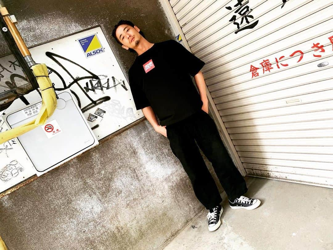 土屋光太朗のインスタグラム：「突風でTシャツがモワッとしてる写真とランチ行く途中の写真。 #kuta #kutatokyo #day #もうすぐ梅雨入り #😩」