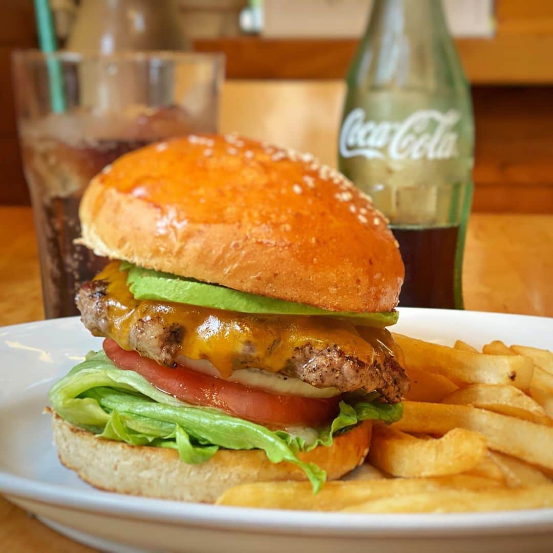 横田真一さんのインスタグラム写真 - (横田真一Instagram)「ハンバーガーとコーラ🤩美味いんだからしかたない😅」6月11日 13時35分 - yokoshingolf