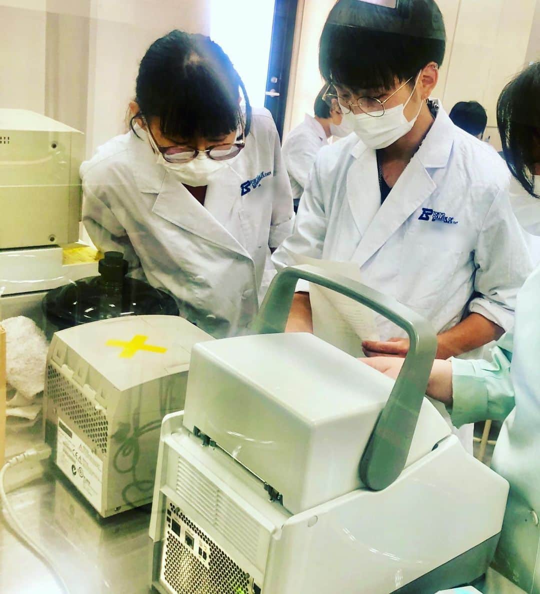 東京バイオテクノロジー専門学校さんのインスタグラム写真 - (東京バイオテクノロジー専門学校Instagram)「＼ いろいろな条件でPCR ／ 応用遺伝子実習🧬遺伝子コース  今、話題の理系ワード、 遺伝子解析の基礎となる PCR操作を学んでます！  様々な反応条件をPCRに チャレンジです🧪 #遺伝子 #PCR #東京バイオ #dna#遺伝子解析#理系 #専門学校」6月11日 13時38分 - tokyobio