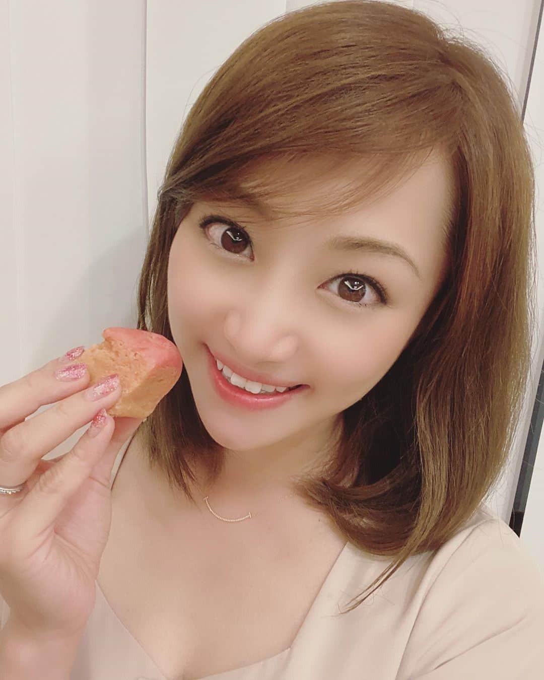 葵ゆりかのインスタグラム：「米粉のヴィーガンケーキ❤️ @vegansweetscourier  グルテンフリーのヴィーガンケーキってなかなか珍しい🍰 身体への負担が少ないスイーツだから嬉しい！ 美味しいし見た目も可愛いからギフトにもオススメです😍 子供にも安心してあげられるよ🍰✨ #vegan #vegansweets #glutenfree #glutenfreesweets #veganglutenfree #米粉 #米粉スイーツ #ヴィーガン #ヴィーガンスイーツ #ヴィーガングルテンフリー #小麦粉不使用 #乳製品不使用 #卵不使用 #白砂糖不使用 #ギルトフリー」