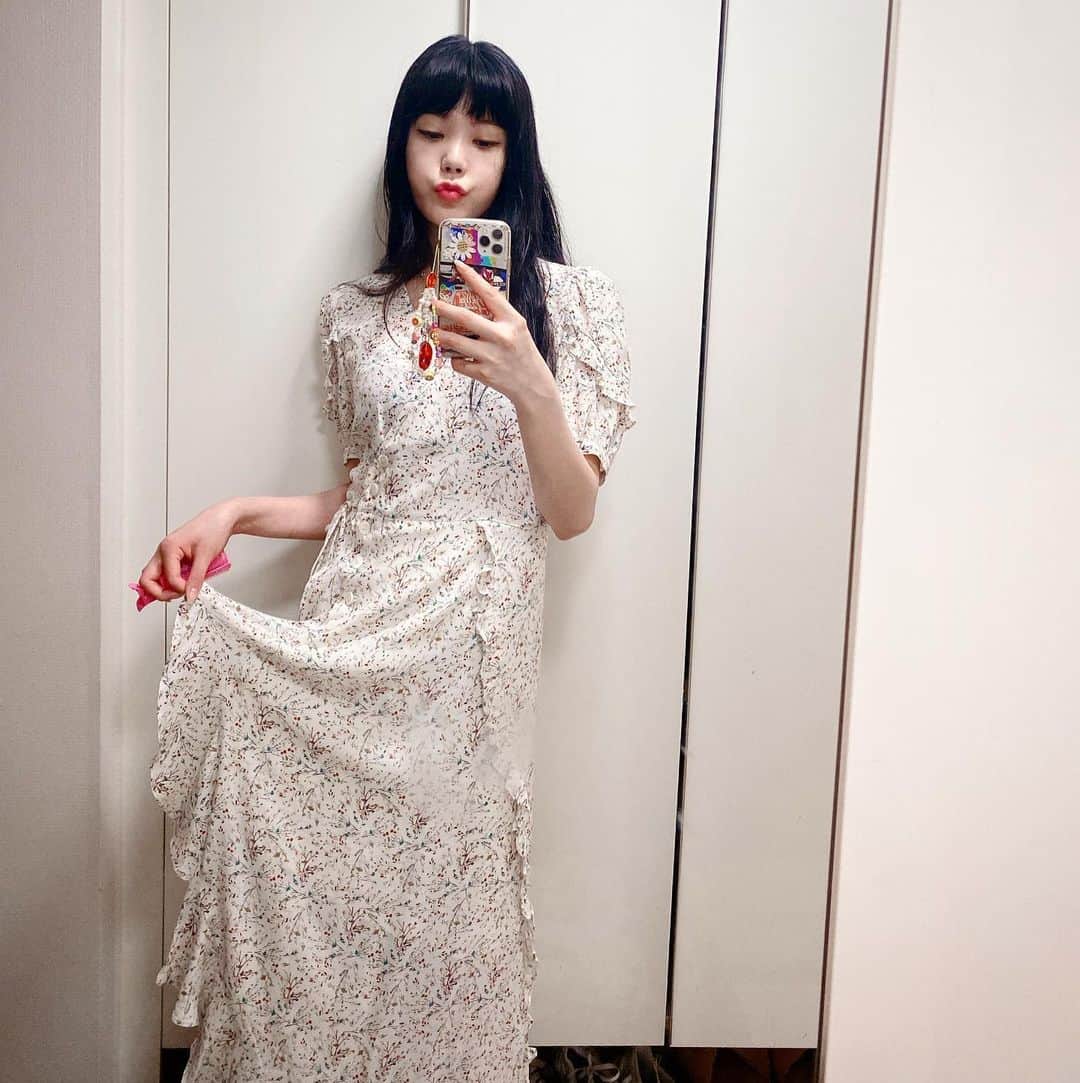 リジ のインスタグラム：「💛🧡」