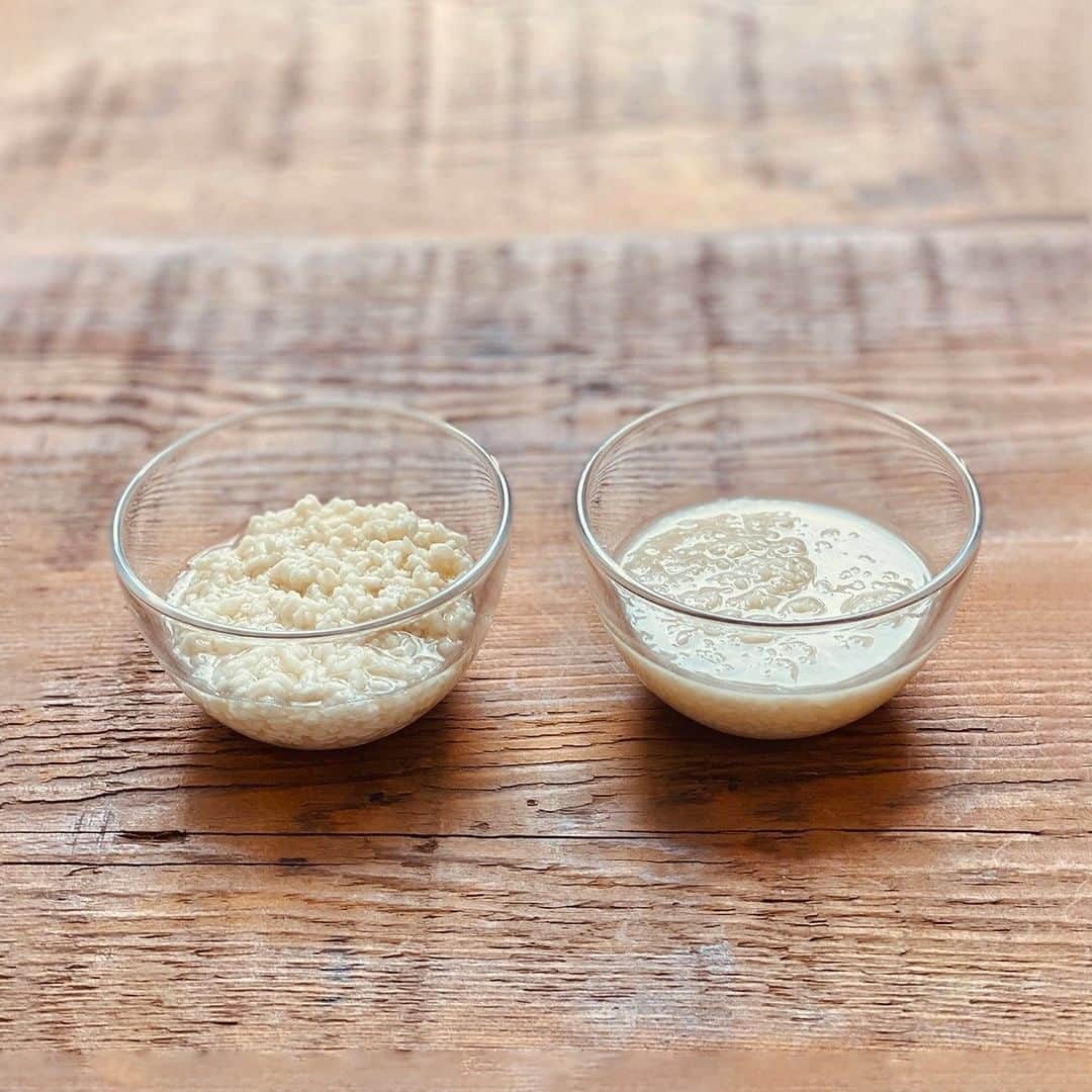 無印良品さんのインスタグラム写真 - (無印良品Instagram)「【Café&Meal MUJI】塩こうじ - さまざまな料理に使える発酵調味料「塩こうじ」のつくり方を紹介します。 案内するのは、Café＆Meal MUJI 青葉台東急スクエア の松尾シェフ。 - 塩こうじとは、その名のとおり、塩とこうじからつくられる調味料のこと。 こうじからつくられる調味料はたくさんあり、味噌や醤油などもその仲間です。味は米こうじに、塩と発酵によって生まれた旨みや甘みなどが加わっています。 - 塩こうじの効果 ・酵素の働きで、素材の旨みを引き出す こうじには酵素が含まれており、その酵素が食材のたんぱく質を分解し、旨み成分を生み出します。塩こうじに肉、魚を漬け込んで調理すると、やわらかくなり、おいしくなると言われています。 ・味付け調味料として、さまざまなメニューに使える 塩こうじは味付けとしても使える調味料。旨みが増すので、その他の味付けは薄めでよく、他の調味料が少なくて済みます。肉、魚に漬け込んで焼いたり、野菜を浅漬けにしたり、煮物や炒め物など、さまざまなメニューに使えます。 - - ・材料 米こうじ（低温乾燥タイプ）　200g ※一般的なスーパーでは、納豆や豆腐売場、もしくはお米売場で販売しています。生こうじの場合は、よくもんでほぐしてからお使いください 塩　60g ぬるま湯（約40℃）300ml ※高温のお湯だと、菌が上手く発酵しない場合があります - ・つくり方 1．ぬるま湯に塩を入れ、溶けるまでしっかり混ぜる。 2．米こうじと（1）をよく混ぜ、よく洗い水気を拭きとった清潔な保存容器にフタ（又はラップ）をして、夏場なら5日～7日、冬場なら10日ほど室温で置く。 ※発酵するときにガスが発生したり、こうじが膨れたりします。あふれないように、大きめの保存容器をご使用ください。画像では、約770ml容量の保存容器に入れています 3．均一に発酵させるため、清潔なスプーン等で1日1回、全体をかき混ぜる。 4.米こうじが指でつぶせるくらい、やわらかくなればできあがり。 ※完成後、冷蔵で約3ケ月保存可能です - 今回レシピを教えてくれたのは松尾 瞳シェフ。 カフェやフレンチレストランなどで勤務したあと、複数の Café&Meal MUJI のシェフを経験し、現在は 青葉台東急スクエア 店で、旬の食材を使ったデリやデザートを、毎日つくっています。 「北欧の食器が大好き。旅行先で購入したり、かわいい食器を集めてます。大好きな食器に囲まれた生活がとても心地よいです。」 - #無印良品 #MUJI #CaféandMealMUJI #CaféMUJI #レシピ #簡単レシピ #手料理 #手作り #暮らし #おうち時間 #献立 #夜ごはん #塩麹 #塩こうじ #米こうじ #健康志向 #腸内環境 #発酵調味料 #発酵 #発酵食品」6月11日 14時00分 - muji_global