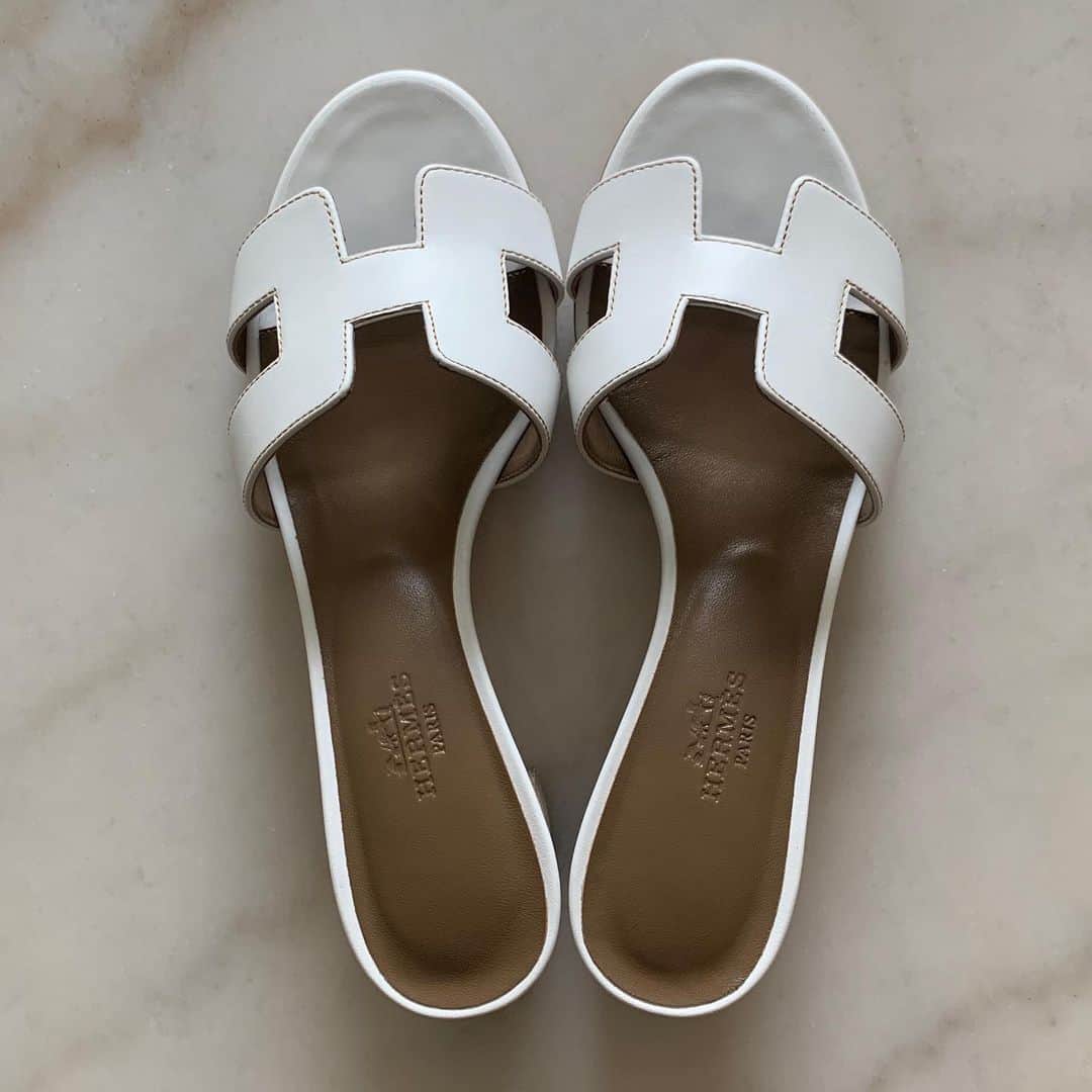 のインスタグラム：「母の日ギフト まだ履けてない。 #ありがとう　 #mothersdaygift」