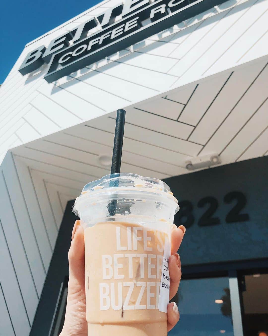 のインスタグラム：「カフェラテ大好き人間だったんだけど 最近はコーヒーを飲んでるよ☕️ コーヒーに含まれてるカフェインは脂肪燃焼効果が高いんだって🤍 .  みんなのサーフィン待ちにNicoとBetter buzzでchillする時間好きだったなぁんん .  みんなが好きな飲み物はなぁに🦋」