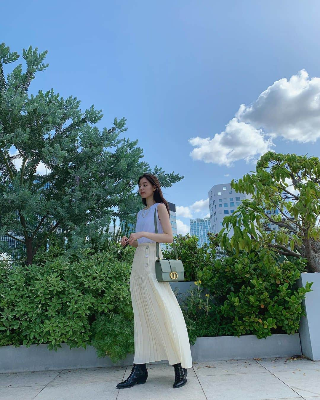 新木優子さんのインスタグラム写真 - (新木優子Instagram)「私服 tops : @hanes_japan  skirt : @throw_by_sly  shoes : coach bag : @dior  sunglasses : @theshishikui  撮影の時だけマスク外しています🙇🏻‍♀️✨ #fashion #dior #mystyle」6月11日 14時11分 - yuuuuukko_