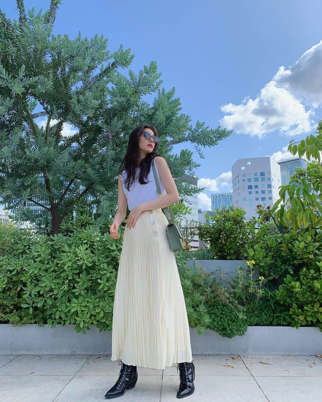 新木優子さんのインスタグラム写真 - (新木優子Instagram)「私服 tops : @hanes_japan  skirt : @throw_by_sly  shoes : coach bag : @dior  sunglasses : @theshishikui  撮影の時だけマスク外しています🙇🏻‍♀️✨ #fashion #dior #mystyle」6月11日 14時11分 - yuuuuukko_