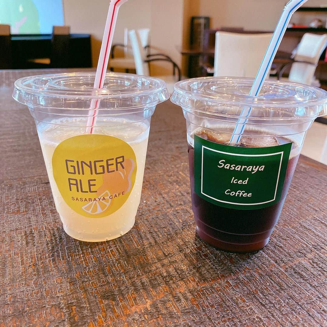 堀池真緒のインスタグラム：「前回postと同じ日に💡  #ささら屋立山本店 に行きました🚗 🍹ジンジャエール ☕️立山珈琲ささら屋ブレンド 🍦しろえびせんべいソフトクリーム . 気ままな親子バスツアーでいつもお世話になっていた、ささら屋立山本店さん✨ここのソフトクリーム濃厚で美味しいんです🥰念願のジンジャエールも飲めて良かった💕しょうがをダイレクトに感じるジンジャエールですよ💁🏻‍♀️ .  #ささら屋 #日の出屋製菓 #しろえびせんべいソフトクリーム #白えびせんべい #しろえびせんべい #ジンジャエール #ジンジャエールは辛口派 #立山珈琲 #立山 #立山町 #立山町カフェ #富山カフェ #富山スイーツ #富山スイーツ探訪 #富山 #toyama」