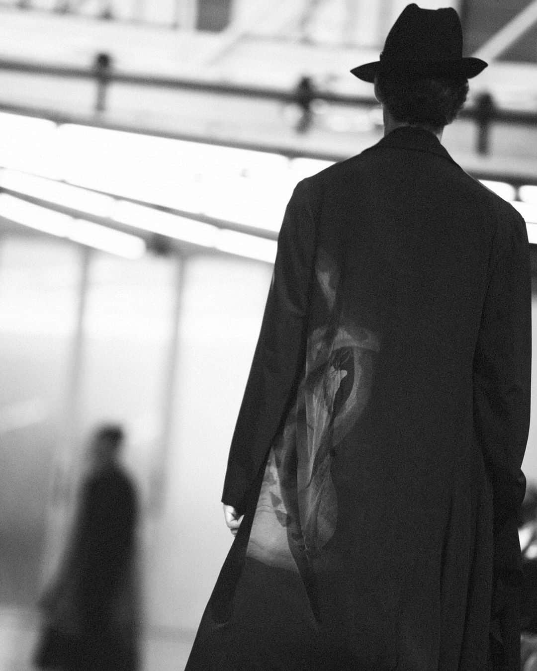 のインスタグラム：「#YohjiYamamotoPOURHOMMESS20 Collection⁠ Artwork on blouse by Suzume Uchida #yohjiyamamoto⁠ @yohjiyamamotoofficial⁠ Photographed by @elise_toide」