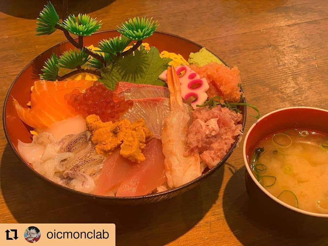のインスタグラム：「敦賀は雨☔ ジメジメしております(´･ω･`)💦 日本海さかな街営業中です！ まだまだ、県を越えた移動は自粛と言われておりますが…県内のみなさまのご来店＆落ちつきましたらご来店お待ちしております(*•̀ᴗ•́*)و ̑̑ 本日のお写真は #ひろし丼 をアップしてくださったお客様のポストをリポストさせて頂きました✨  ありがとうございます(((o(*ﾟ▽ﾟ*)o))) #Repost @oicmonclab • • • • • • . 海鮮丼すこ . . . #ひろし丼」