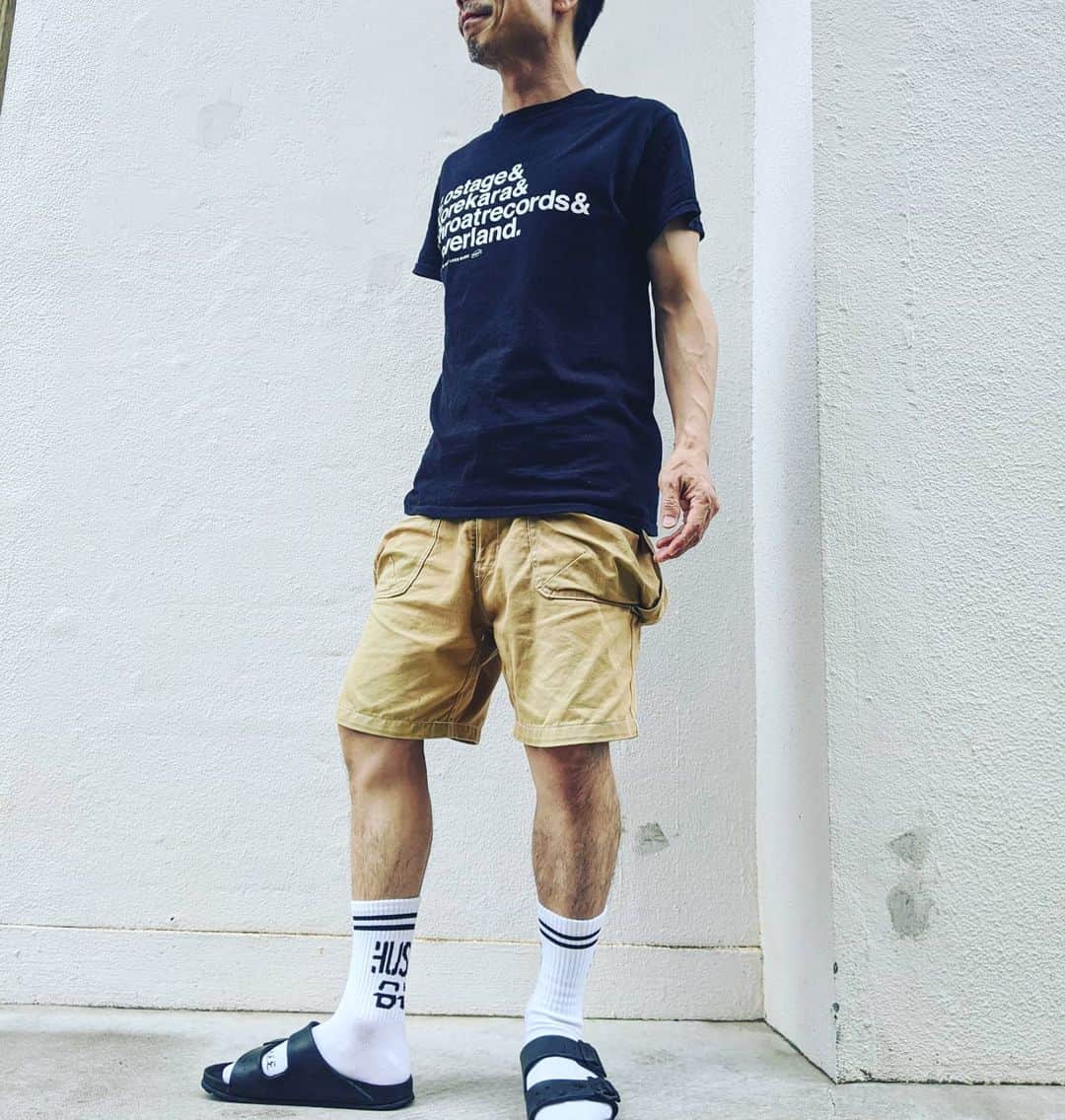 磯部正文のインスタグラム：「HUSKING BEEのSOCKS作りました 公式サイトから購入ページにいけますので チェックよろしくお願いします 他にも復刻グッズ等 あり〼♪  ちなみに右足のふくらはぎの縫い跡は小学1年生の頃に学校のゴミ捨て場にあったガラスに気づかずに当たって切ってしまった😫のであり〼」