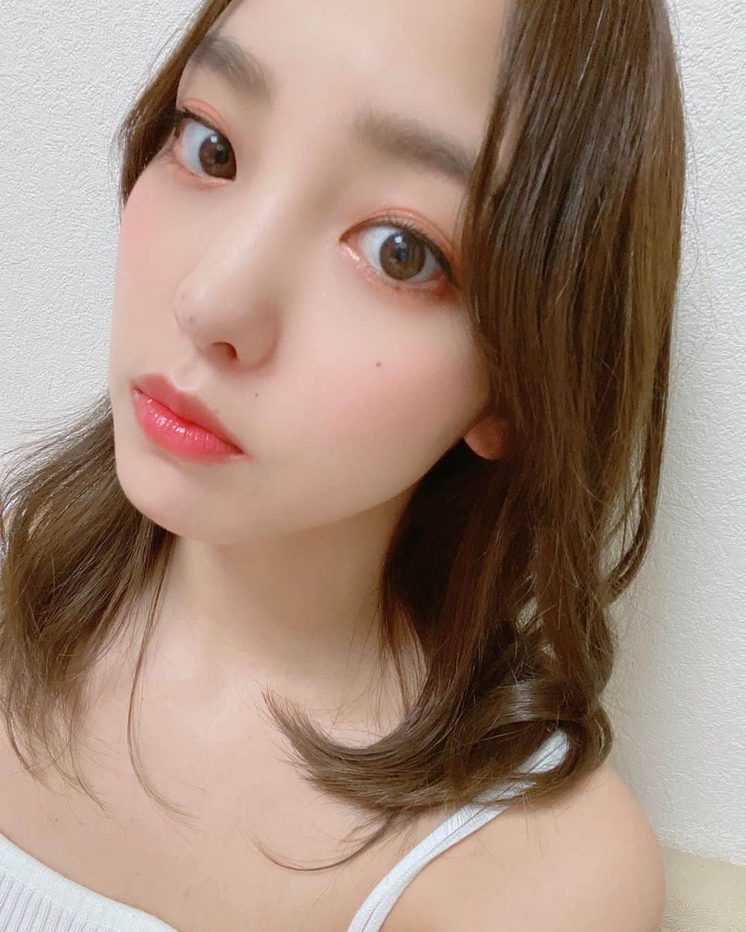 飯窪春菜のインスタグラム：「👁👁🌫 ・ ・ 黒いアイラインが自分に馴染んできた🧠 ・ ・ ・ #暑いからおうちではずっとキャミ  #はるなの毎日  #飯窪ってる」