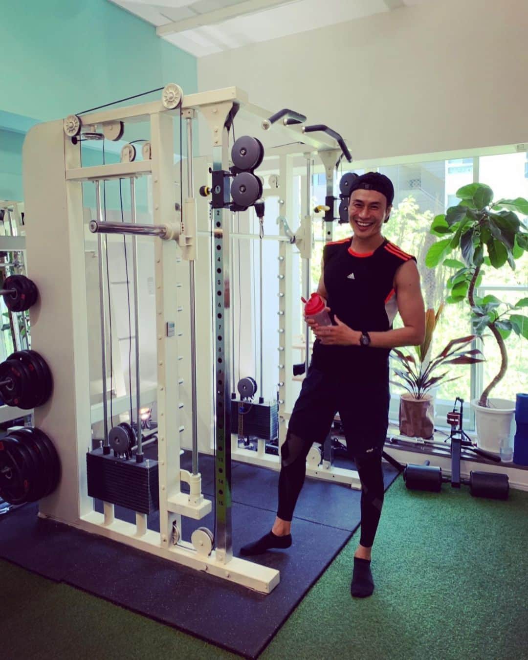 高木悠暉のインスタグラム：「@custom_fit_gym4_5 でのパーソナルトレーニング2週目🔥  今まで、なんだかんだ自己流でトレーニングしてきたけど、身体の使い方とか、意識するところとか、雑だったんだなぁ、現状維持でしかなかったなぁと痛感。。 一人でもくもくとトレーニングも、知識がしっかりあってやり方によっては十分成果は出ると思うし、そういう方も沢山 いると思う。  でもやっぱりパーソナルというマンツーマン指導の中でトレーニングは、効かせたい部分にしっかり効いてくれるし、なんと言っても辛くなってからの更にもう5回‼︎10回‼︎っていう追い込みがより強い身体、目標の身体に近づけてくれる。  酸欠になって顔青ざめることあるけど笑。  食事に関しても、毎日毎食トレーナーに見てもらうことによって、トレーニングに最適な食事を習慣化出来るし、身体の変化も実感できる。  高タンパク低脂肪。とにかくコレ。 “内臓脂肪は食事を変えれば、すぐに落とせる”らしいです。 “皮下脂肪”を落とすには、やっぱりちゃんとトレーニングが大切だと。  全ては自分自身の為。  変わりたいからやる。  @custom_fit_gym4_5 引き続き宜しくお願い致します🔥🔥🔥💪💪💪 #gym #パーソナルトレーニング #ジム #customfitgym #workout #training #アミノ酸大切 #bcaa #プロテイン #フルスクワット #肉体改造中」