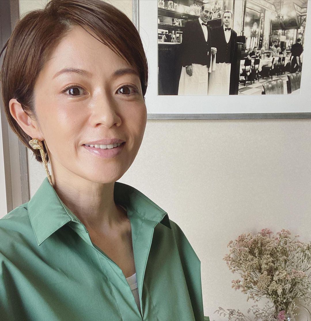畑野ひろ子のインスタグラム：「今年も、梅雨入りですね。今日は蒸し暑いのでサラッと着れる　@elura_official のグリーンのワンピで。  #ootd #ワンピース #グリーン」