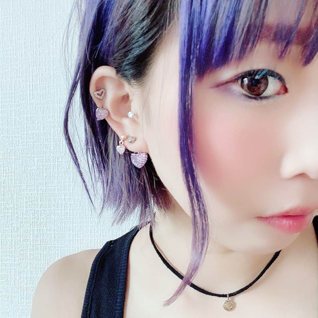 RINGOのインスタグラム：「💟💟💟 久しぶりに髪の毛ムラサキいれたからピアスも変えたー☺️ ピアスコーデの色合わせで いちばん好きな定番の組み合わせ、シルバーベースのうすむらさき💟  耳たぶのでっかいキラキラハートは気に入りすぎて3個買ってる😂(色違い1こ、壊れて1こ、つけてるやつ)  今日から #梅雨入り 🌂だってー！  #派手髪 #紫 #パープルヘアー  #ピアスコーデ #medistore #ボディピアス #トラガス #アウターコンク #ヘリックス #セルフピアッシング #カラーマスカラ」