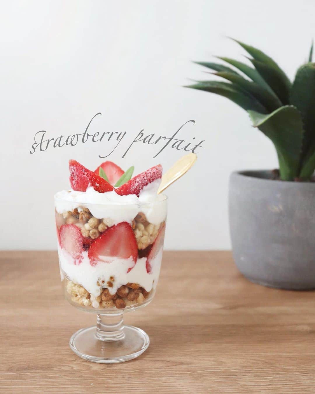 リナのインスタグラム：「strawberry❤︎ . 甘〜いおやつが食べたくて "原宿ベリーの冷凍イチゴ"を使って strawberry parfait作ってみた🍓 . 大粒の苺がゴロゴロ入っていて…幸せ🍓 . そのまま食べても いちごシャーベットみたいで美味しかったよ😋 . パフェは、 低脂肪のヨーグルトとグラノーラだけだから 罪悪感なくたっぷり食べれちゃう🥄 . 息子も真似して、 自分用のパフェ作ってた…🍧 . . @mamano.wa  @hapimarche . ......................................... #🍓#BerryGoodfarm #Berry #strawberry #strawberryparfait #parfait #sweetstagram #sweets #PR #ママノワ #原宿ベリー #ひと粒いちご　　#いちご #もったいない #おうち時間 #手作りおやつ #いちごスイーツ #いちごパフェ」
