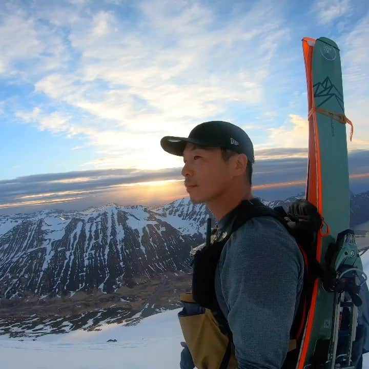 のインスタグラム：「【地球】 歩いて歩いて歩いたアイスランド。 歩けば歩くだけ絶景に出会える国 終始素晴らしい地球に生まれた事を感じることのできる時間です。 街で思うそれとはまた違った感覚に吸い込まれます。毎日12時間歩き続けながら体力は奪われて行くも心は満たされていく、摩訶不思議な体験です。 #iceland #nature #neverstopexploring」