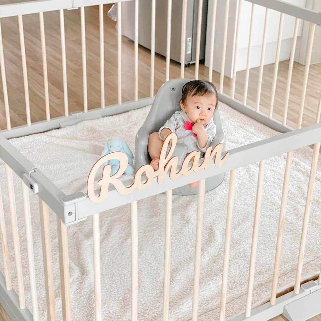 ゆかさんのインスタグラム写真 - (ゆかInstagram)「Rohan's new house😂💖 #babyroom #lifewithkids . . 로한띠의 새로운 집을 소개합니다💖 아직은 아니지만 조금이따가 로한이가 기어다니기 시작하면 또는 앞으로 걷기 시작하면 정말 잘 사용하게될 로하띠하우스☺️✌️ 앞으로도 안전하게 많이 많이 놀자💖 이건 설치하는 방법을 바꾸면 문에다가 설치 할 수도 있고 벽에 붙여서 사용해도 괜찮아서 앞으로 많이 쓰게될거 같아요💪 🏠 @petitelin_official  #베이비룸 #쁘띠엘린 #아기방꾸미기 #아기방인테리어 #로한띠 #협찬 . . . . . 皆さんを、ロハンっちの新しいお家にご招待いたしまぁぁす💖😂 まだ、ちょっと早いからあれだけどもうすぐハイハイができるようになったり、立ったり歩いたりするようになったら結構使うだろうなと予想されるこのベビールーム💖 これは、組み立て型によってはドアの部分に設置することもできるし使い方色々なのが嬉しいところです🙌 #pr . .  #ゆかすんファミリー .  #family  #日韓夫婦  #youtuber #息子コーデ #쥐띠맘 #제주아기 #tiktokers  #日韓夫婦  #유튜버 #제주맘  #아들맘  #육아 #육아스타그램  #赤ちゃんのいる生活 #한국살이 #국제커플 #국제부부  #부부 #스티커사진 #韓国生活 #유튜버  #赤ちゃんのいる暮らし」6月11日 15時06分 - bjyuka