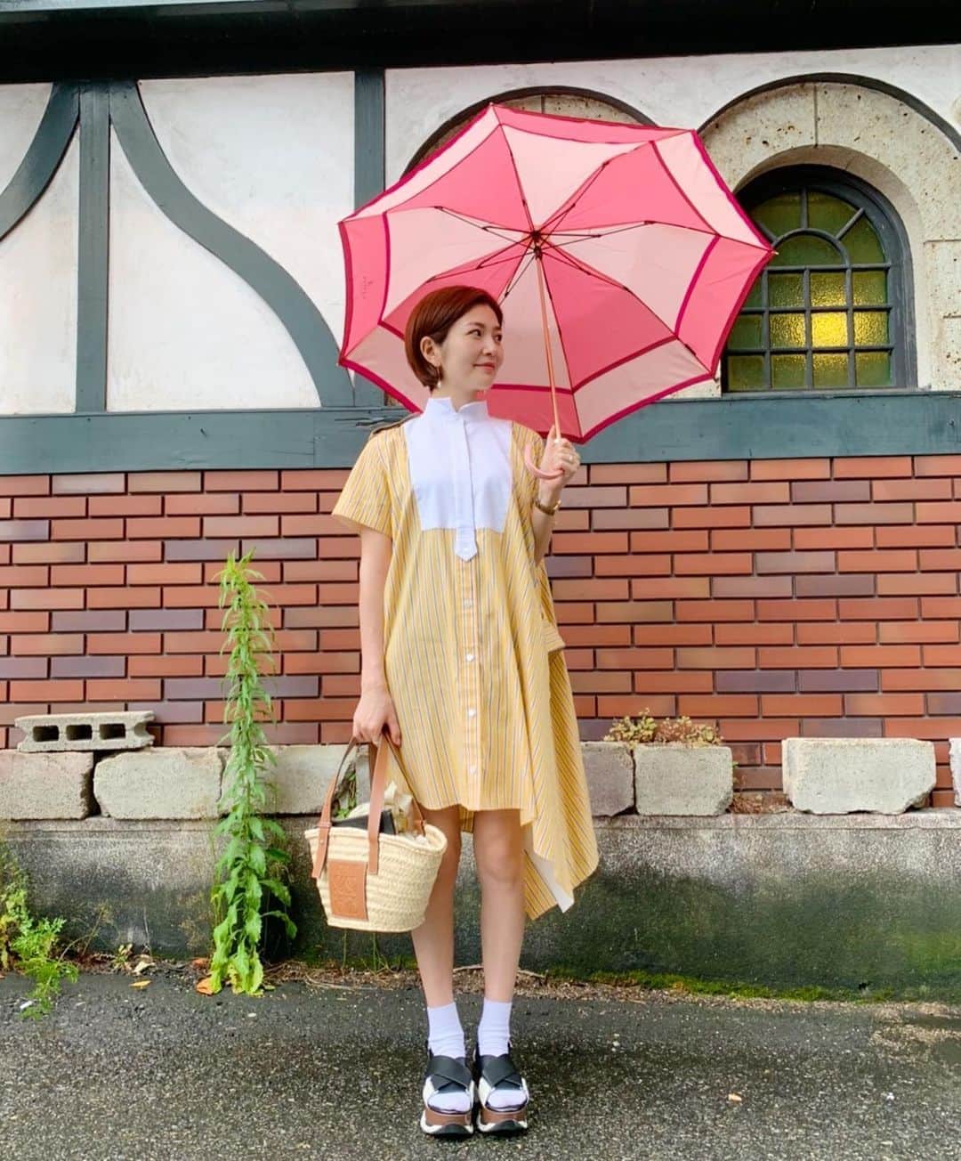 宇井愛美のインスタグラム：「雨ですね。 梅雨入りかな。 . . 気分が明るくなるカラーを身につけたくなります。 . . . クレジットは @u.m.t.j  に載せています。 . .」