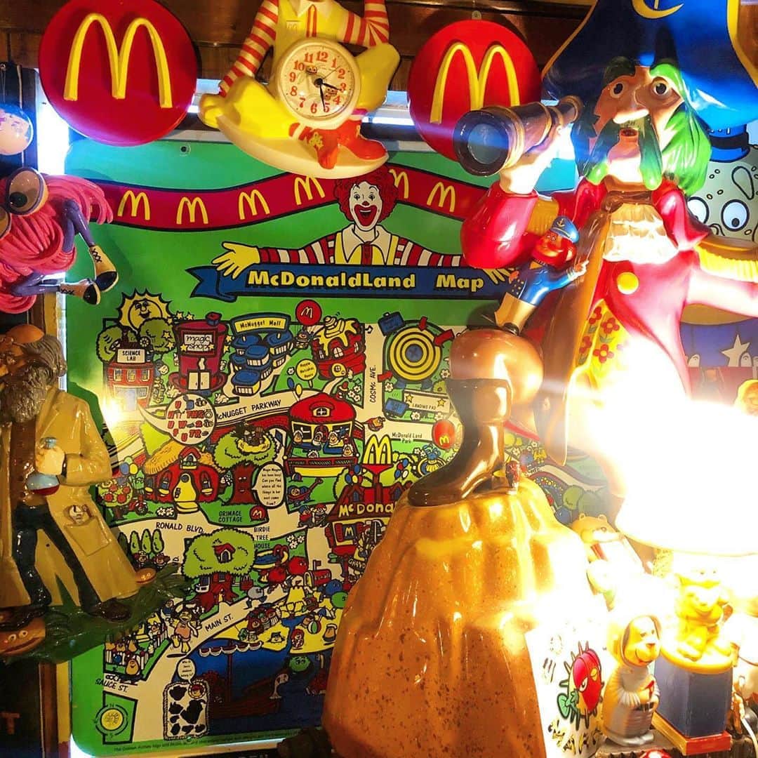大川知英のインスタグラム：「90's Mcdonal'ds playland Mcdonald's Land Map❗️🗺 ウルトラズッポシなマクドナルドランド マップ🤡 デカいし重いし最高なデザイン🍟 スーパーボッ○アイテム❗️upi🧘🏼‍♂️ #mcdonalds#playland #mcdonaldslandmap #90s#ウルトラズッポシ#ウッド #デカ物好き#デザイン最高 #スーパーポッ○アイテム#upi #amecajiboys#takatsubase#アメトイ部 #YouTube」