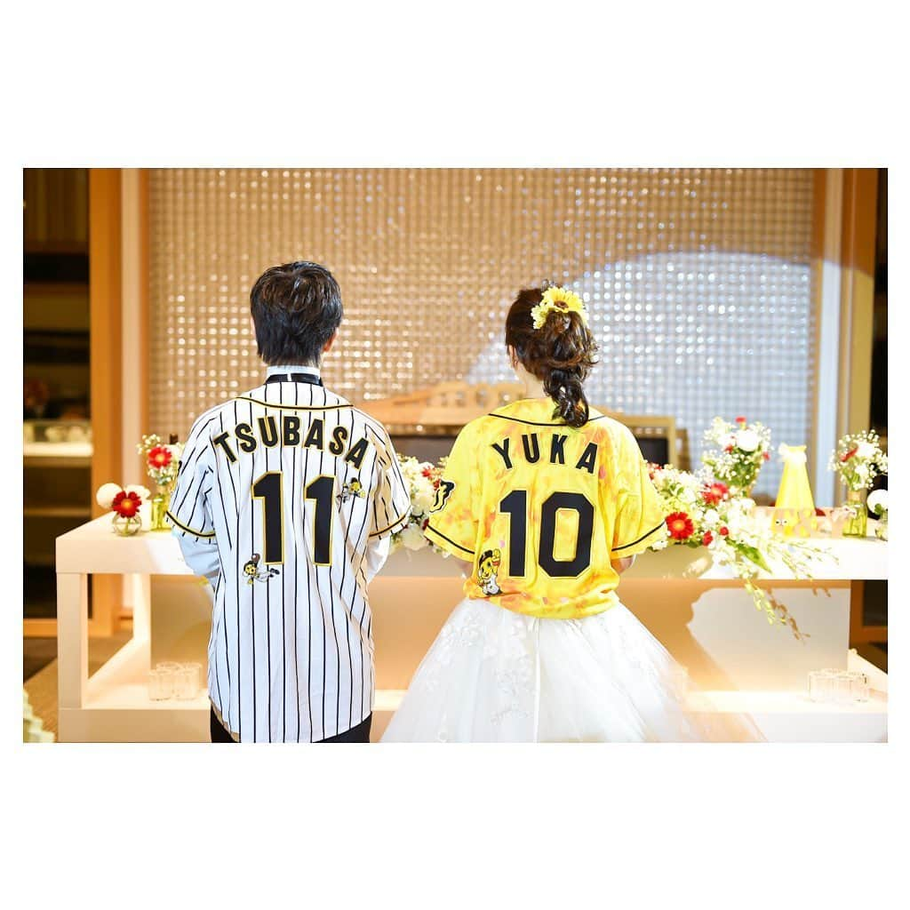 八雲迎賓館 【結婚式 パーティ 記念日 人生儀礼】福井さんのインスタグラム写真 - (八雲迎賓館 【結婚式 パーティ 記念日 人生儀礼】福井Instagram)「. . お色直し＆テーブルラウンド♡ . 野球ファンの新郎新婦様 衣裳の上からユニフォームを着て登場！ 背番号は結婚式の日付(^^)♡ . テーブルラウンドはビールサーブで🍺 . . @yakumogeihinkan @modecollectionmiwa @photo_linx . . #八雲迎賓館 #八雲の卒花さん #福井　#福井結婚式 #結婚式 #月灯り #披露宴 #披露宴演出 #ウェディングドレス #タキシード #新郎新婦 #お色直し . #テーマウェディング #結婚式のテーマ #野球ウェディング #野球ユニフォーム #背番号 #結婚式の日付入り  #野球婚 #野球婚の人にオススメ #テーブルラウンド #テーブルラウンド演出 #ビールサーブ #ビールサーブラウンド . #2021春婚 #2021夏婚 #2021秋婚 #2021冬婚 #プレ花嫁 #結婚式準備」6月11日 15時30分 - yakumogeihinkan