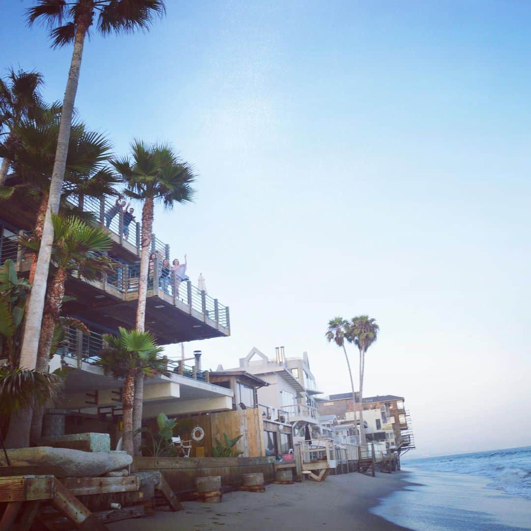カリフォルニアスタイルさんのインスタグラム写真 - (カリフォルニアスタイルInstagram)「マリブの海岸沿いを走るPacific Coast Highwayのさらに海側には、ビーチにせり出すようにたくさんの家が並ぶ。 他のビーチリゾートとは異なり、セカンドハウスでは無く、ここで暮らしている人が大半とか... #californiastyle #california #socal #malibu #losangeles #beach #surf #surfing #summer #goodvibes #vacation #roadtrip #sunset #house #interiordesign #design #palmtrees #drive #daytrip #ocean #カリフォルニアスタイル #カリフォルニア #カリフォルニア工務店 #ライフスタイル #ライフスタイル不動産 #マリブ #夕陽 #海岸線 #パームツリー #素敵な時間」6月11日 15時30分 - cal__style