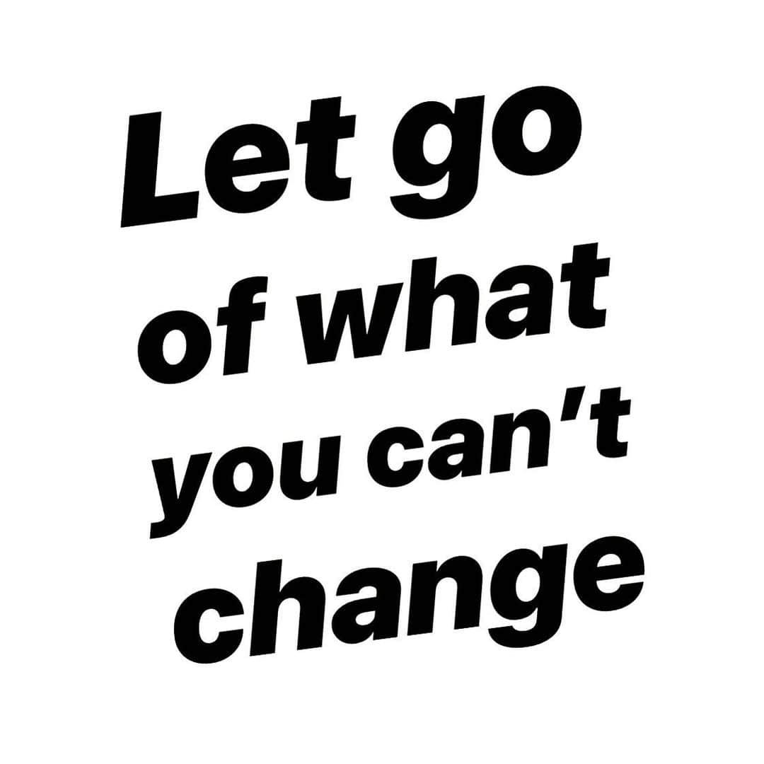 トレーシー・キスさんのインスタグラム写真 - (トレーシー・キスInstagram)「There are so many things in life that we can change - our mind, our clothes, our hair, our diet, relationships, work or even our outlook on life to name but a few. Some people like change, others may resist it, but ultimately it MUST happen to us all. We are here to learn, to grow and become “more” and that can only happen through experience, time and indeed change. So whilst we are part of this amazing journey in life, it’s important to recognise the things that can be changed versus what we cannot change - thereby making positive changes to our daily lives and letting go of the negativities that’s will only ever be negative towards us. Of course we will feel sentimental, torn between holding on or letting go or guilty for not trying harder - but ultimately what is bad for us will leave our lives and that space and time will be replaced by all that is good. Never resist change, it happens for a reason that one day will become clear when you get to where you’re going 🙏🏼 #change #changehappens #changeyourmindset #changetheworld #letgo」6月11日 15時35分 - tracykissdotcom