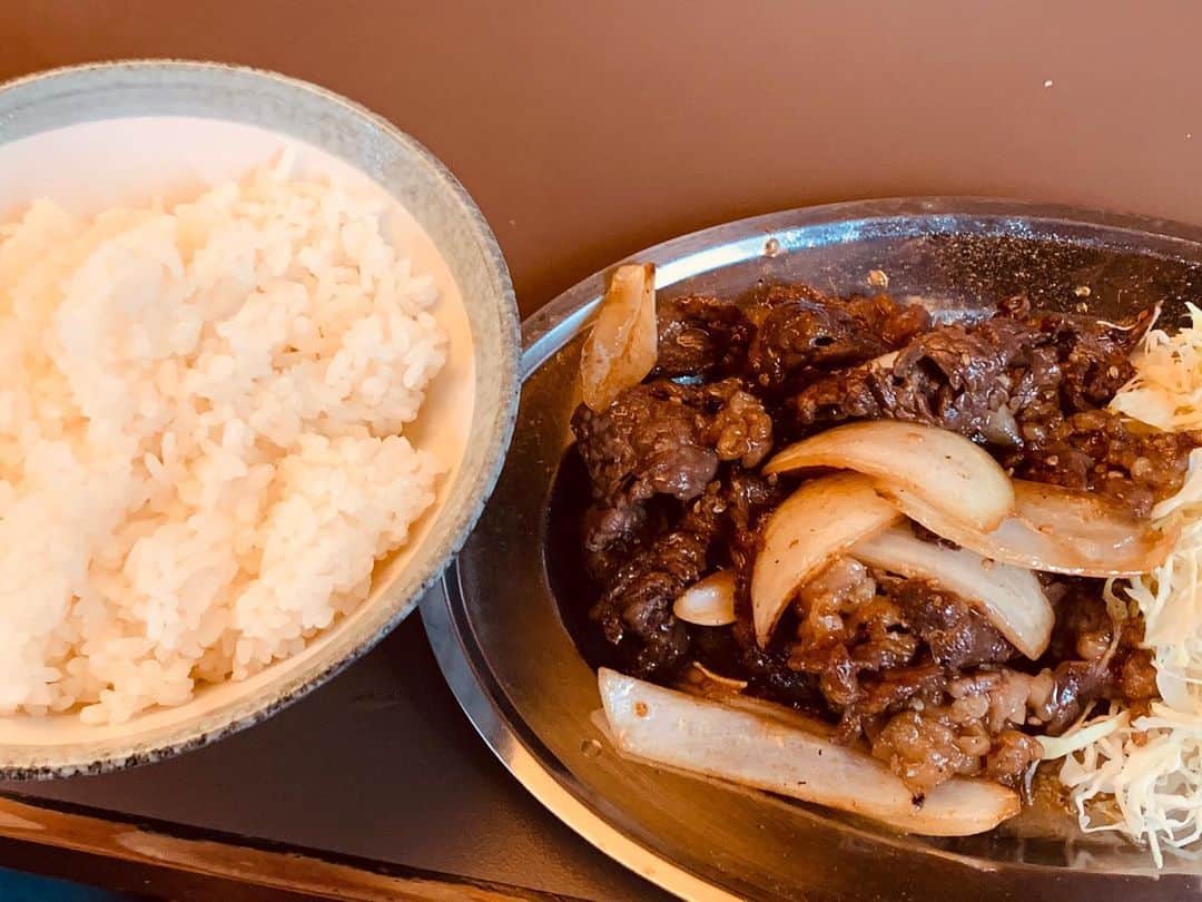 善し のインスタグラム：「これは永遠に好きな感じ。  甘ったるいタレにプリプリの脂身。  焼肉定食はたまらんです。  牛焼肉とライス。  #いせや」