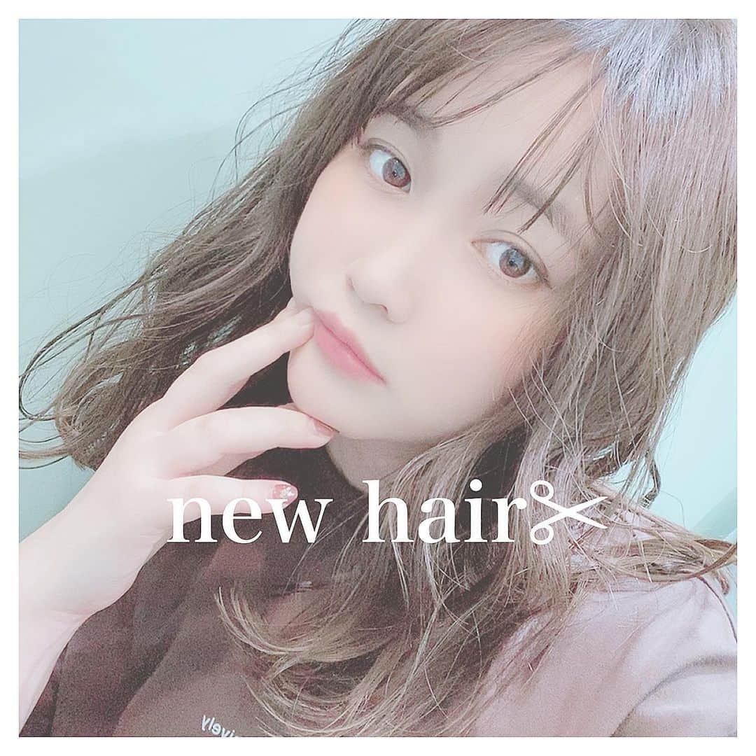 清家麻里奈のインスタグラム：「自粛の関係で長らくサロンに行けてなかったけど、やっとヘアメンテナンスへ✨カットカラートリートメント最高╰(*´︶`*)╯💗　@sandaiji_chest にほぼお任せして今回も可愛いお色に😍❤️今回はね、スモーキーオーシャンって名前の色らしい👀✨パーマ風の巻き方も可愛いしお気に入りです❗️ありがとうございます🙇‍♂️✨ #newhair #カラー　#カット　#トリートメント　#ヘアメンテナンス　#パーマ風　#パーマ風巻き髪 #パーマ風アレンジ #久々のせるふぃー」