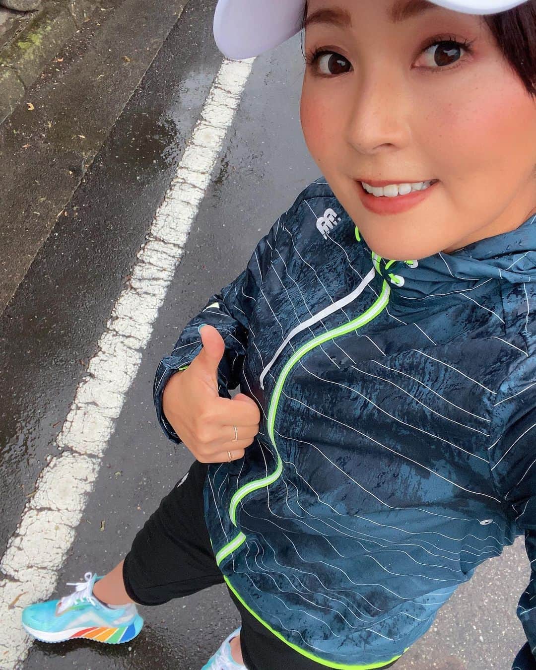 のインスタグラム：「土砂降りでも爽快に走れるのは虹色のランニングシューズのおかげ🌈❤️ #newbalance  #runningshoes  今日は雨予報だったので1R⛳️ 雷が来る前に走れてよかった〜😳⚡️ そのままお風呂に直行しました😂☔️ #loveandthankyou  #running  #感謝」
