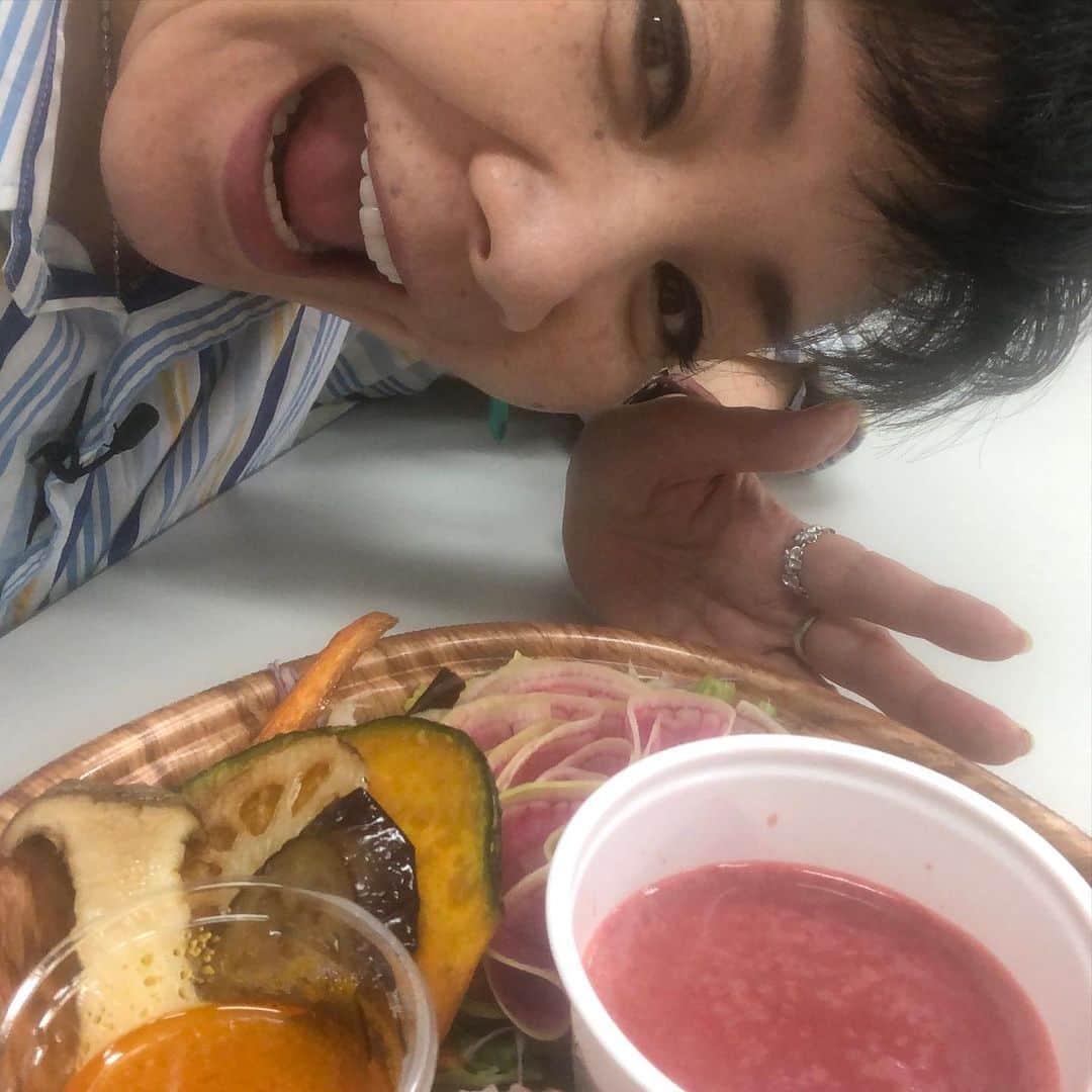 のインスタグラム：「めんたいワイド、王様のテイクアウト。美味しいの色々紹介してきました。が、早くロケ行きたい、が、本音かなぁ。会議室での撮影でした。 #ビーツカレー #雑穀米 #チョコレートバー #ガトーショコラ #めんたいワイド #しゃれとんしゃあ #山本カヨ #テイクアウト弁当」