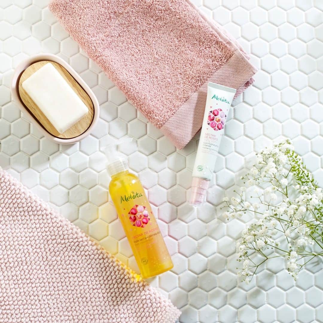Melvita Officialのインスタグラム：「Hydratante, apaisante, … Les super-pouvoirs de la rose sont nombreux ! ⚡  Que ce soit le Soin Hydratation Intense 48h ou l’Huile Démaquillante lactée, nos soins Nectar de Roses bio sont définitivement les chouchous de nos clientes ! 😍  Et vous, quel est votre produit favori de la gamme ? 🌹  melvitafamily #melvitalovers  #beautebioetsaine #hydratationbio #madeinfrance #biodepuistoujours #nectarderoses」
