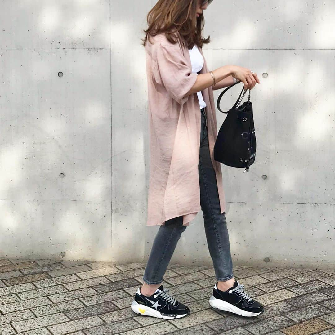 mario_dozonoさんのインスタグラム写真 - (mario_dozonoInstagram)「* 🚶‍♀️🚶‍♀️🚶‍♀️ 先日のコーデ。 * @fifth_store でゲットしたピンクブラウンのリネンシャツをモノトーンコーデのポイントに☺️✨ * ゆったりしてて涼しいし、日差し除けにも便利💕 * * shirt… @fifth_store t-shirt… uniqlo denim… redcard bag… chanel sneakers… goldengoose * * * #outfitoftoday #fifthtl #fifth #フィフス #リネンライクロングシャツ #カジュアル #リネン #リネンシャツ #シャツコーデ #ユニt族 #平均身長コーデ #アラフォーママコーデ #デニムコーデ #シャネル好き #シャネルバッグ #ゆるふわ巻き #カジュアルコーディネート #スニーカーコーデ #スニーカー女子 #ゴールデングース #大人女子コーデ #きれいめカジュアル #大人シンプルコーデ #大人フェミニン #30代ファッション #アラフォーファッション #休日コーデ #ワンマイルウェア #男の子ママコーデ #春夏ファッション」6月11日 16時02分 - mario_dozono