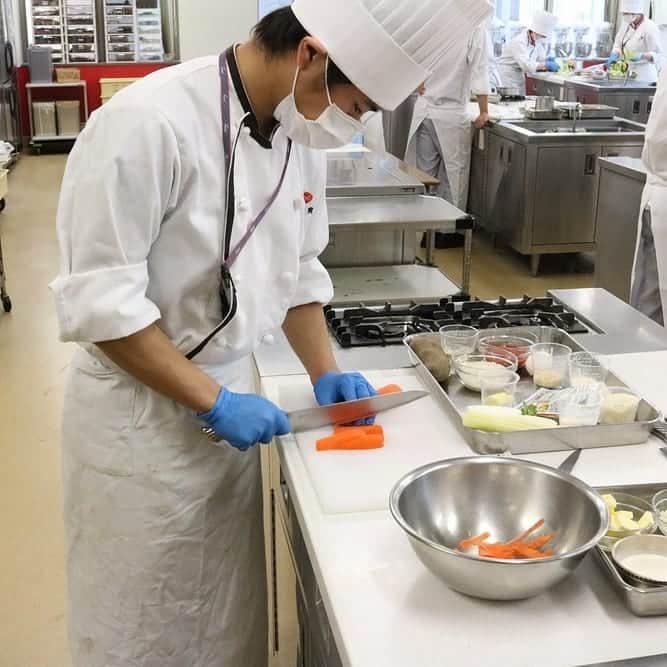 USAライス連合会さんのインスタグラム写真 - (USAライス連合会Instagram)「👩‍🍳食業界でプロを目指す学生さん達も、料理コンテストに挑戦！ . ただ今開催中の「第8回 #カルローズ料理コンテスト 2020」では、調理・栄養系学校の学生さんを対象にした「学生部門」を設けております。 学校で、当コンテスト参加を課題として設定するなど、日本のお米とは異なるカリフォルニア産 #カルローズ を学ぶ授業や実習を行う学校も増えています。 コロナ禍で頑張る学生さん達も、レシピ考案に意欲的に取り組んでいただいています。新しい食材を知り、創造的なメニュー開発の経験機会にしていただけると嬉しいです！ . 🔰各校の取り組みを紹介→【 https://www.usarice-jp.com/press.php?p=8366 】 . . 🏆 #カルローズ料理コンテスト2020 概要 レシピ応募期間：5/1～7/31 テーマ：『 #食べるスープ 』 詳しくは→【 https://www.usarice-jp.com/pro_contest_2020/ 】 または @usa_rice_jp プロフィール欄のURLからどうぞ♪ . . #スープに合う#おコメ#カルローズ米 #カリフォルニア米#アメリカ米#お米#ライス#スープ#スープ好き#スープ好きな人と繋がりたい#スープレシピ#レシピコンテスト#料理コンテスト#お米料理コンテスト #第8回カルローズ料理コンテスト #スープに合うおコメ#USAライス連合会 #大阪成蹊短期大学#国際調理製菓専門学校#宇都宮文星短期大学 #usaricejapan#calrose#CalroseRice#CaliforniaRice#CookingContest」6月11日 16時02分 - usa_rice_jp