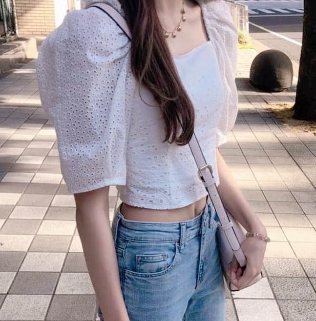 野島樺乃のインスタグラム：「体型管理についての質問を多くいただいたので...。 . 私の食事制限系は ︎︎︎︎☑︎お水なるべく2L飲む ︎︎︎︎︎︎︎︎☑︎栄養素、たんぱく質はきちんと摂る ︎︎︎︎☑︎糖質高いものはあまり食べない ︎︎︎︎☑︎お菓子、ジュース飲まない ︎︎︎︎☑︎食べ過ぎた日の次の日は抑える ︎︎︎︎☑︎夕食後は食べない ︎︎︎︎︎︎︎︎☑︎体脂肪率を気にかける . 例えば、フルグラは意外に糖質が高いので オールブランの糖質カットのものを朝食に...🍴 ゆで卵は簡単にたんぱく質摂取できます.  基本的に白いもの(パン、米、小麦粉)などはダイエット期間は我慢です。 . ウエスト＆筋トレについては ︎︎︎︎☑︎女性の方は下腹を鍛えた方が〇 ︎︎︎︎☑︎プランクツイストお勧めします ︎︎︎︎☑︎腹斜筋を鍛えられたら〇 ︎︎︎︎☑︎腹筋はあえてきつい所で数秒キープ ☑︎脚やせはスクワットが効く ☑︎筋トレ後のクールダウン必須 ︎︎︎︎☑︎毎日やると筋肉が慣れてしまうので1週間に1~2日ほど休みの日を作る . 写真は今の私で5月頭から筋トレを主にし自粛前よりウエスト-6cmくらいです。私自身は理想としている体型、人がいるのでその方のようになれるようにキツくてもモチベ上げて頑張ってます💧 . ただ痩せるというよりは、筋トレを結構頑張って絞ってます笑🤭. . 参考になるかは分かりませんが 質問が多かったので載せてみました。 決してこの方法が体、精神に負担をかけない方法とは言いきれないので自分に合った方法を見つけてください🤧!! 何かいい方法あったり 聞きたいことなど、感想コメント待ってますね✿*: . #ダイエット #ダイエット記録 #食事制限 #食事制限ダイエット #ダイエットレシピ #痩せる方法 #痩せる食事 #ウエスト痩せ #筋トレダイエット #食事管理 #ダイエットメニュー #美容垢 #痩せたい#脚やせ #脚痩せ #脚やせダイエット #おうち時間  #食事制限 #糖質制限 #脂質制限 #理想の体型  #ビフォーアフター #むくみ解消 #水」