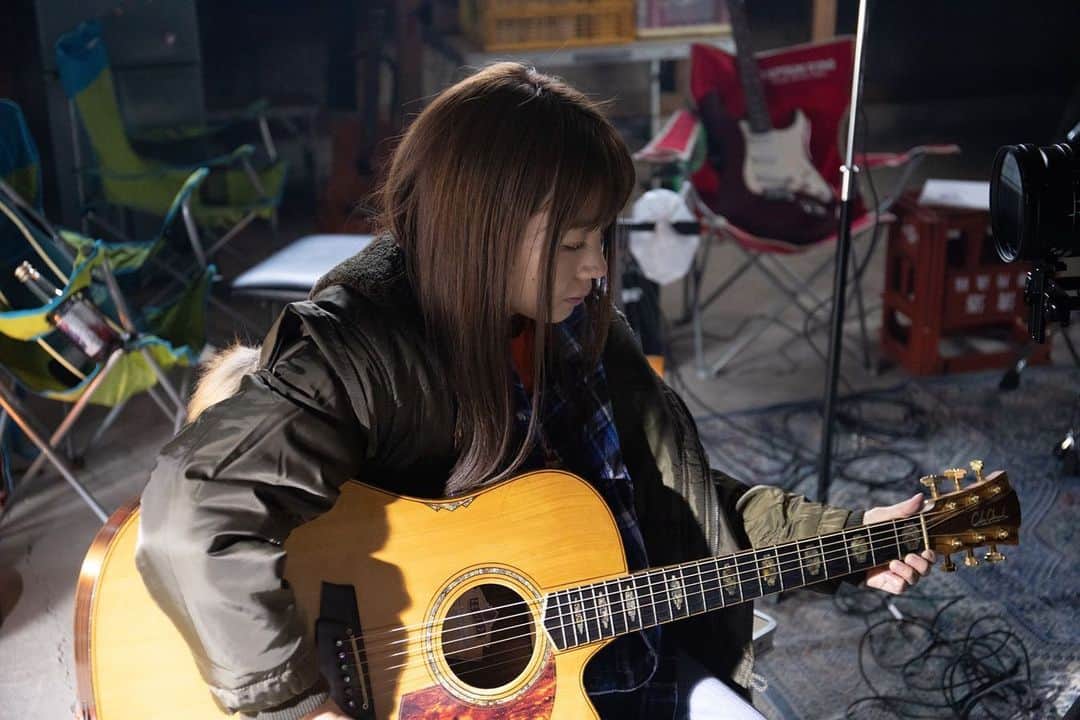村田寛奈のインスタグラム：「短編映画、無料公開終了まで あと3日 詳しくはハイライトへ #映画#短編映画#ショートムービー#弾き語り#音楽#バンド」